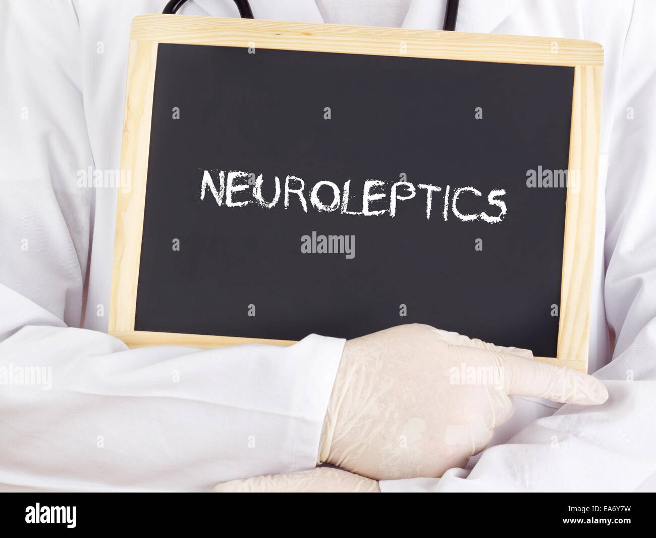 Arzt zeigt Informationen: Neuroleptika Stockfoto