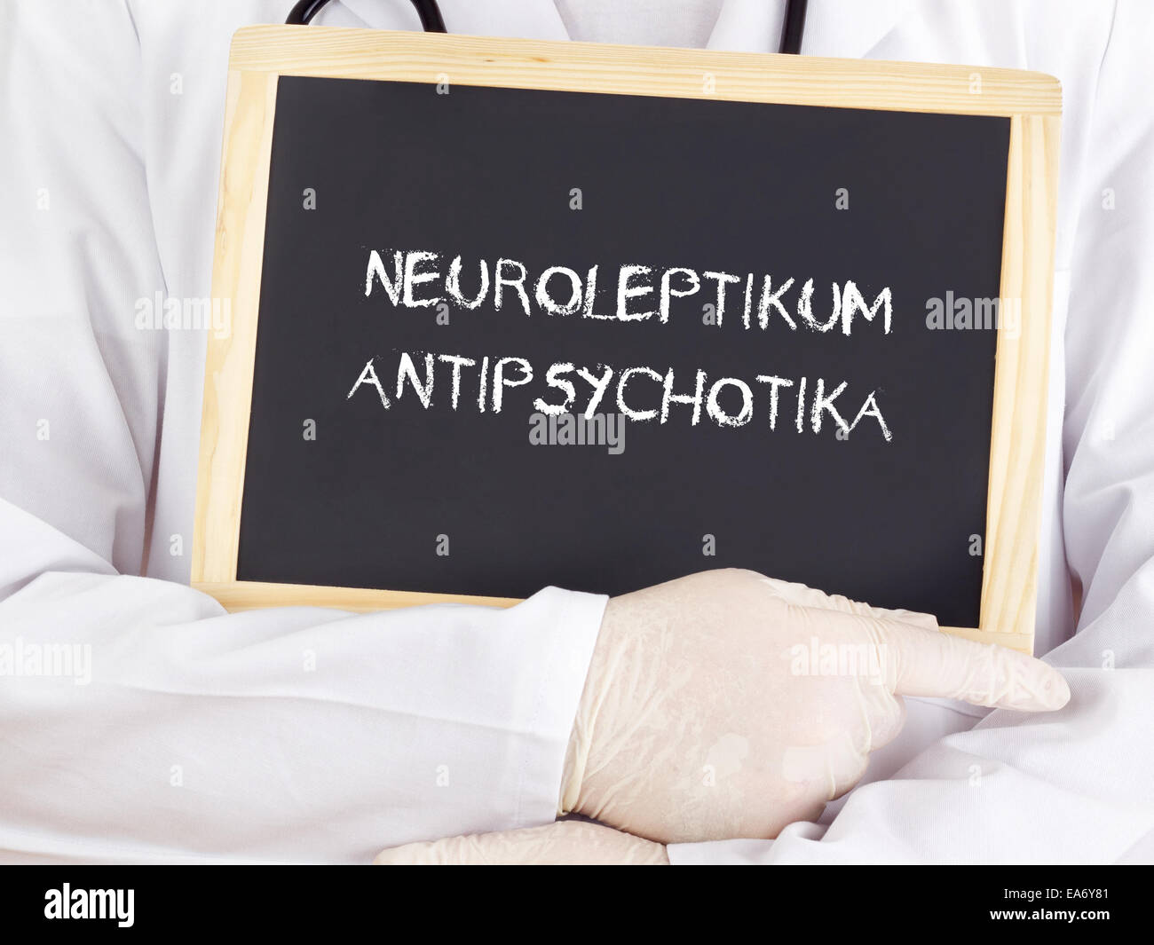 Arzt zeigt Informationen: Neuroleptika Antipsychotika in deutscher Sprache Stockfoto