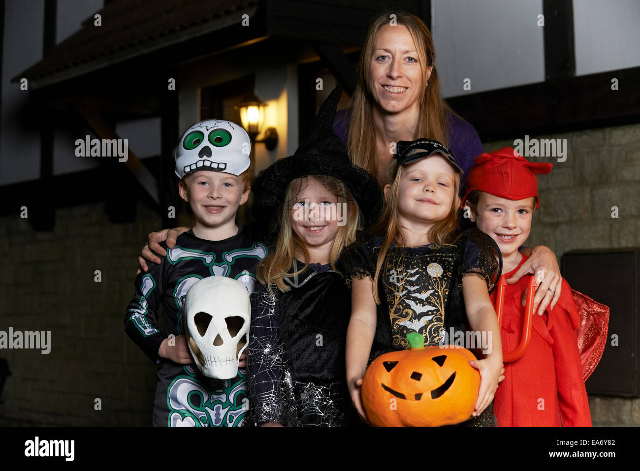 Halloween-Party mit Kinder Süßes oder Saures In Tracht mit Mutter Stockfoto