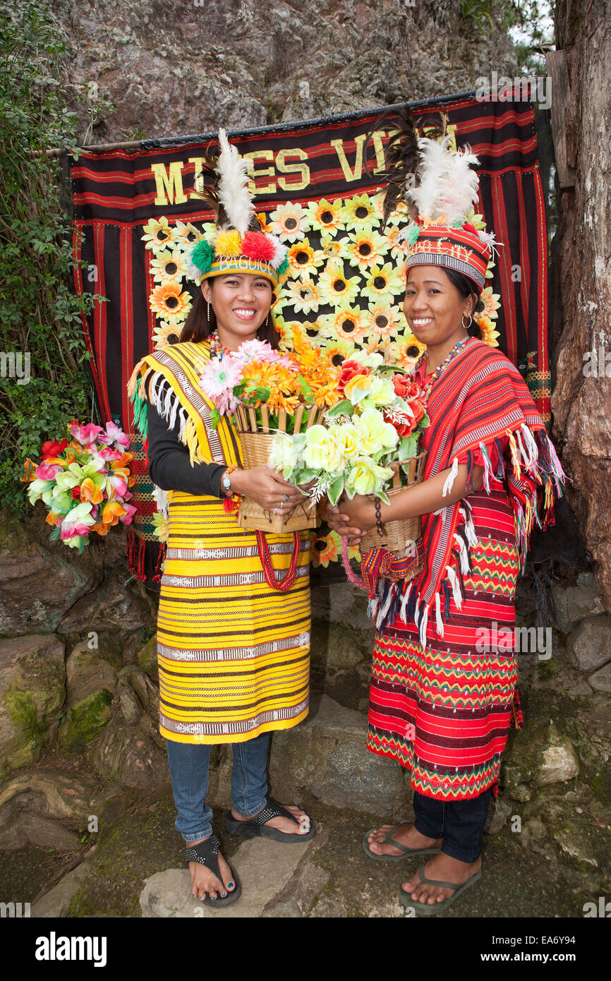 Zwei schöne Filipinafrauen kleiden sich in traditionelle Kleidung der Ifugao an Mines View Park in Baguio City, Philippinen. Stockfoto