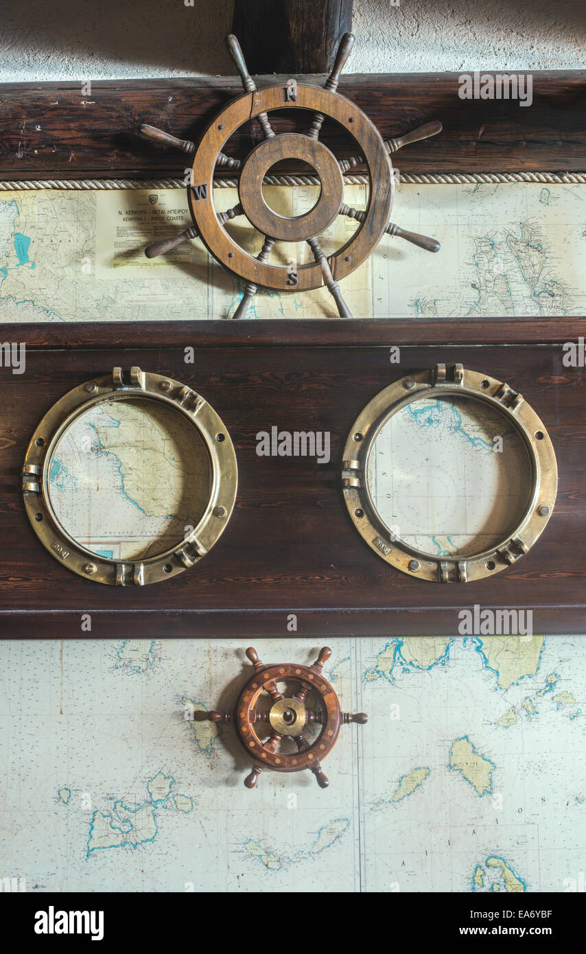 Boot Informationen an Wand. Vintage Karte und Ruder Stockfoto