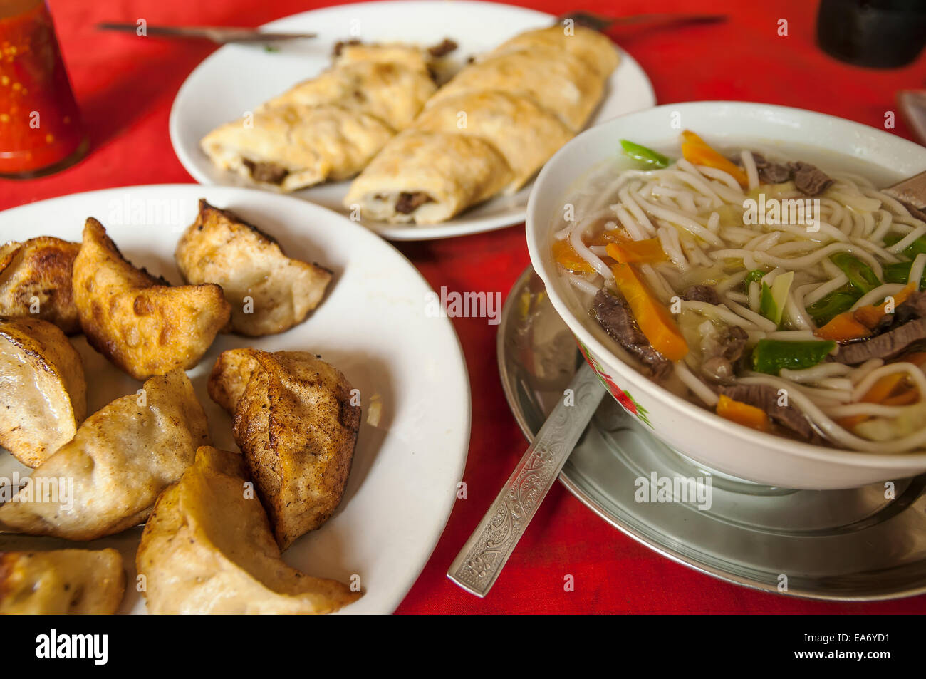 Spezielle tibetische Momos, Frühlingsrollen und Nudeln in einem tibetischen Restaurant; Pokhara, Nepal Stockfoto
