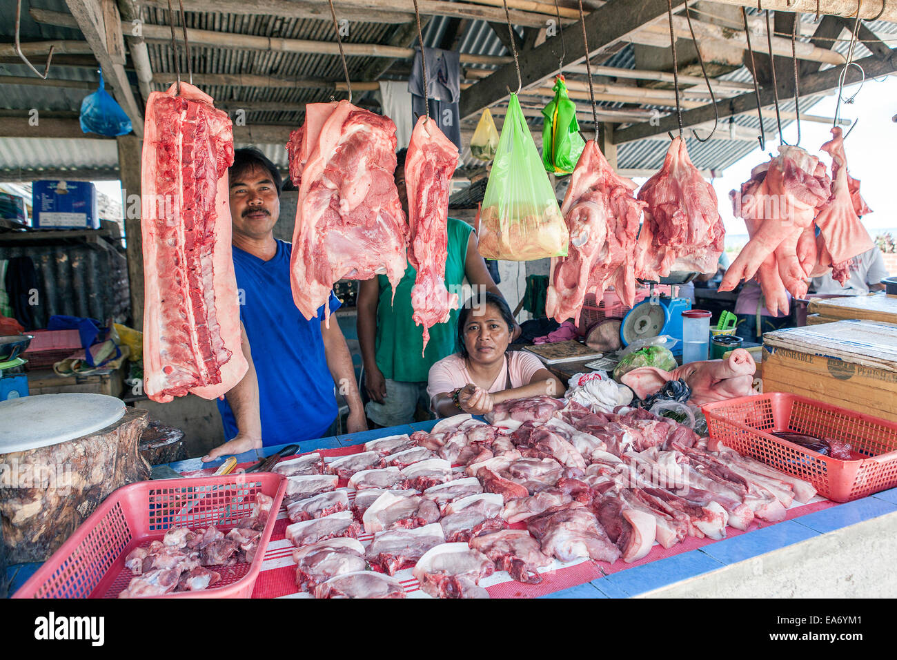 Eine philippinische Familie verkauft frisches Schweinefleisch aus ihren Stand auf dem örtlichen Bauernmarkt in Dimiao Stadt, Bohol Island, Philippinen. Stockfoto