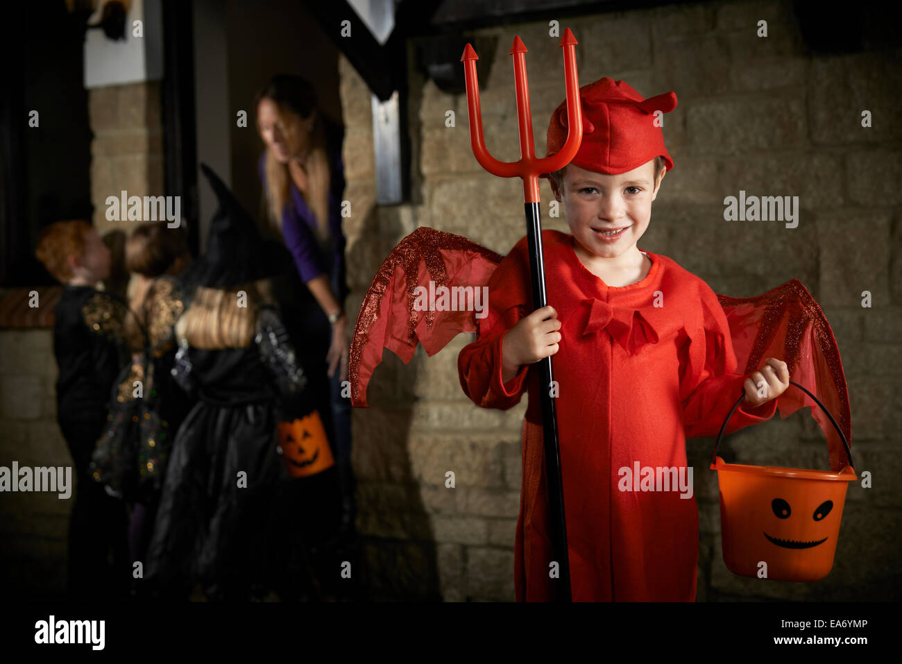Halloween-Party mit Kinder Süßes oder Saures In Tracht Stockfoto