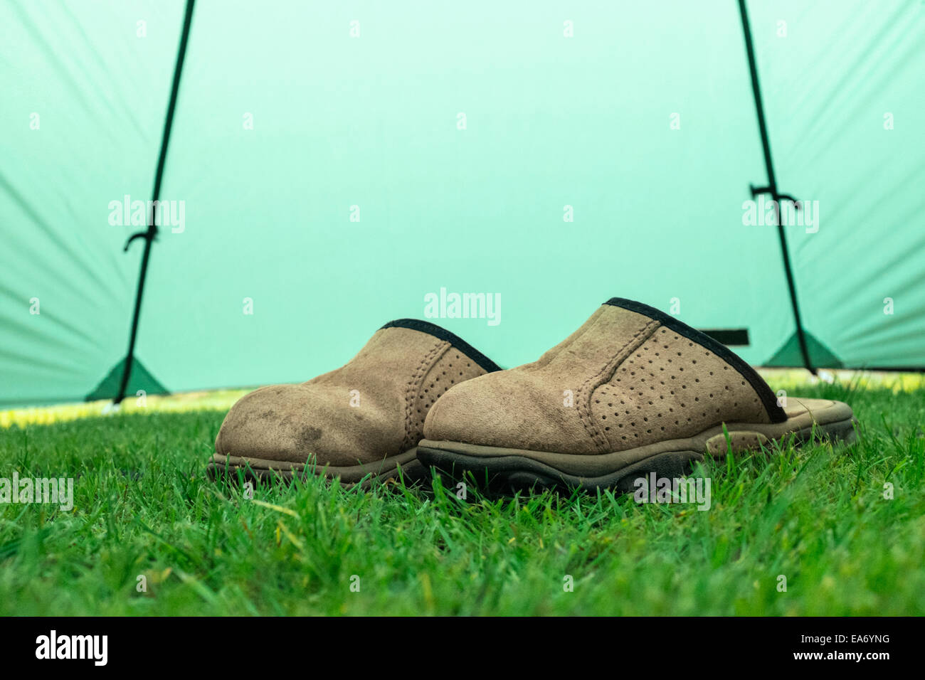 Paar aus braunem Wildleder Pantoletten in einem Zelt. Stockfoto