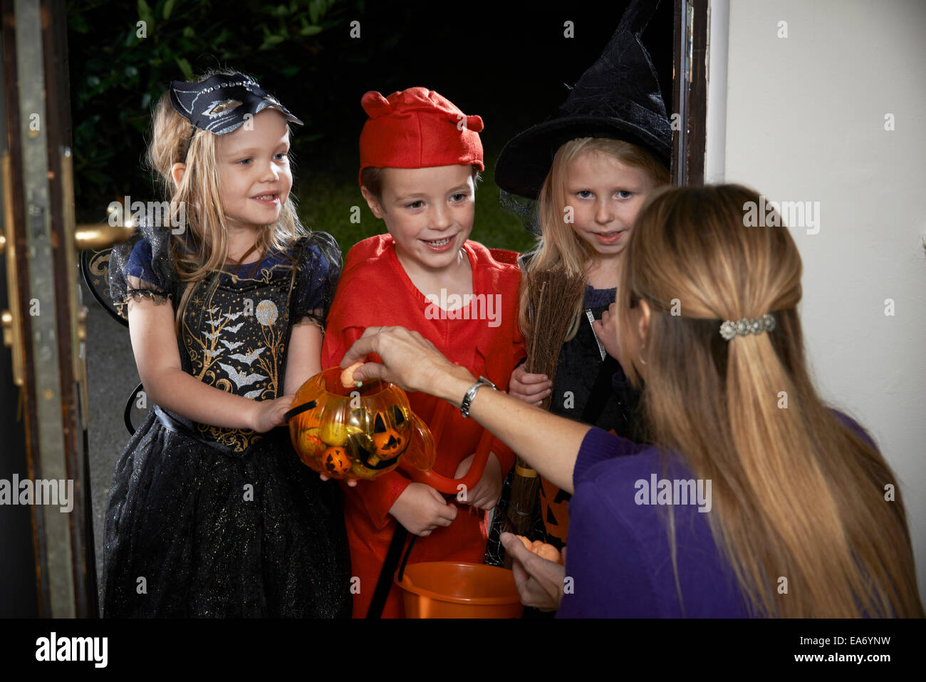 Halloween-Party mit Kinder Süßes oder Saures In Tracht Stockfoto