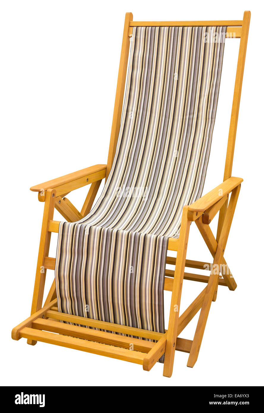 Hölzerne Liegestühle mit verschiedenen Farben Stoff isoliert mit Beschneidungspfad Stockfoto