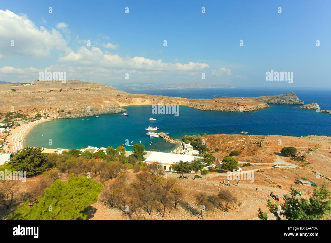Blaue Bucht von Lindos, Rhodos - Griechenland. Stockfoto