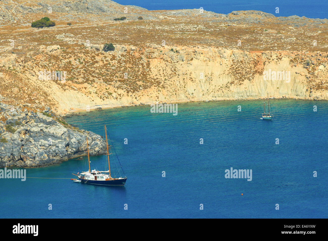 Blaue Bucht von Lindos, Rhodos - Griechenland. Stockfoto