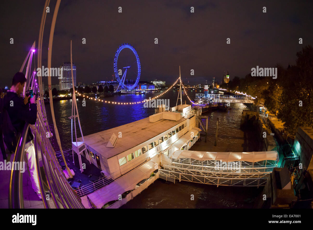 Restaurant Schiff Hispaniola festgemacht an der Themse mit dem London Eye im Hintergrund Stockfoto