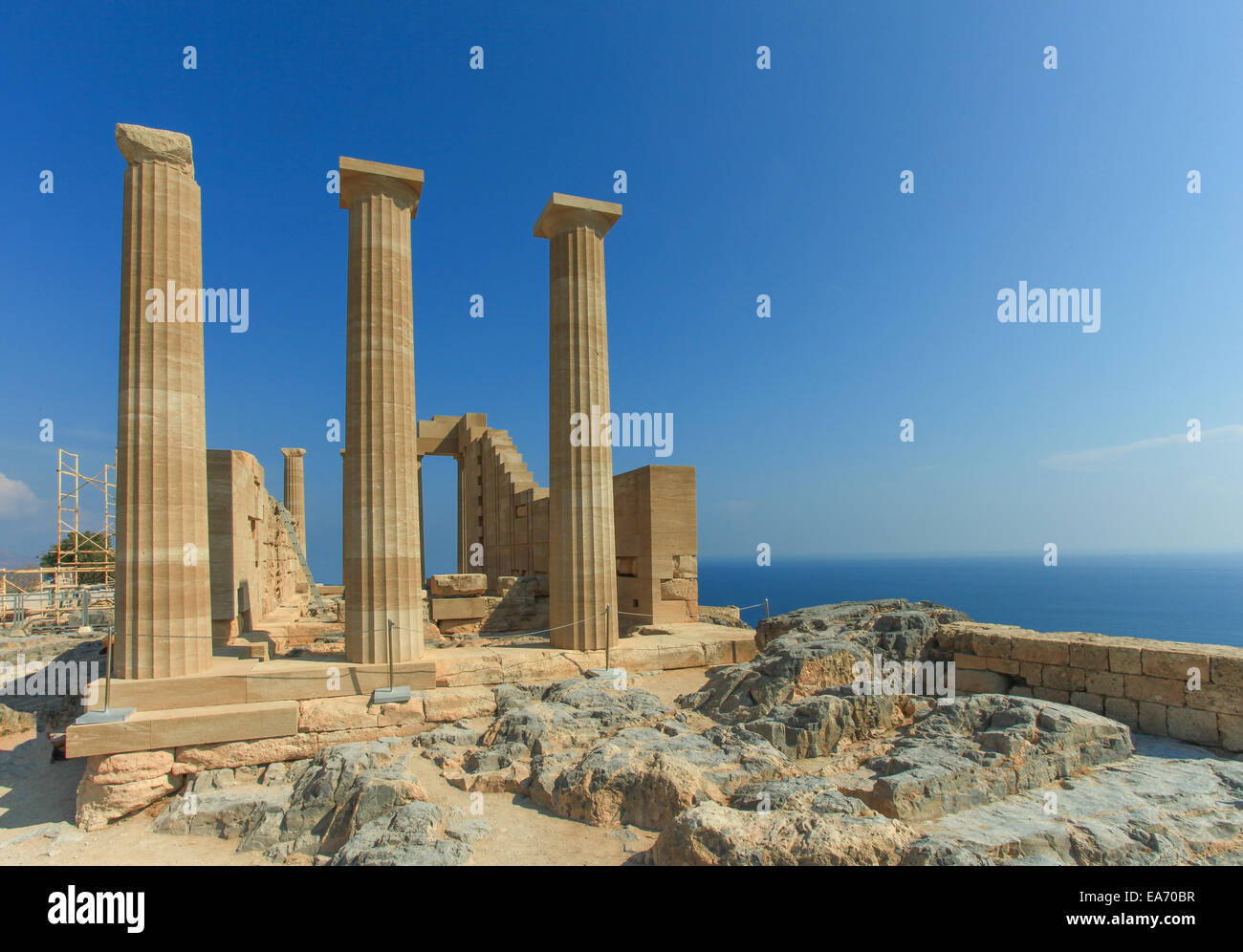 Antiken Akropolis von Lindos Ruinen, eine natürliche Zitadelle, die sukzessive durch den Griechen, die Römer, die Byzantiner befestigt wurde und Stockfoto