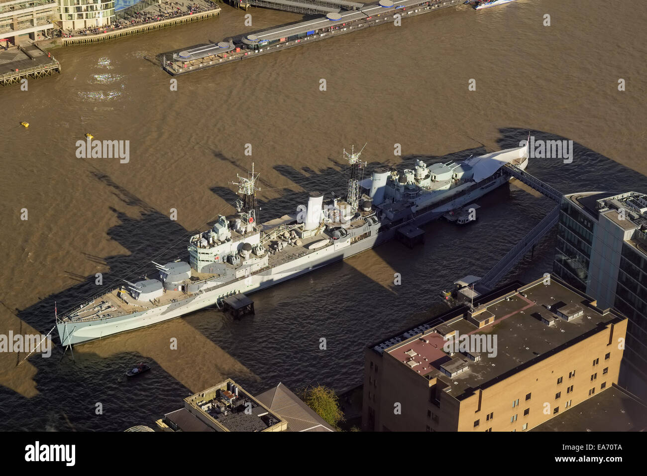 Luftaufnahme der HMS Belfast festgemacht an der Themse in London.  Ein Museumsschiff, betrieben durch das Imperial War Museum. Stockfoto