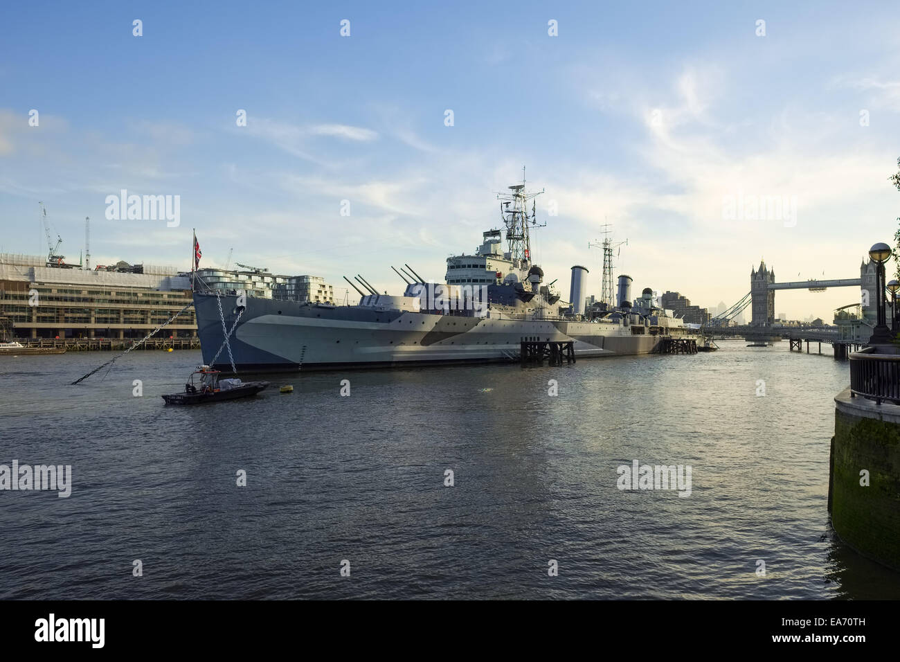 HMS Belfast festgemacht an der Themse in London.  Ein Museumsschiff, betrieben durch das Imperial War Museum. Stockfoto