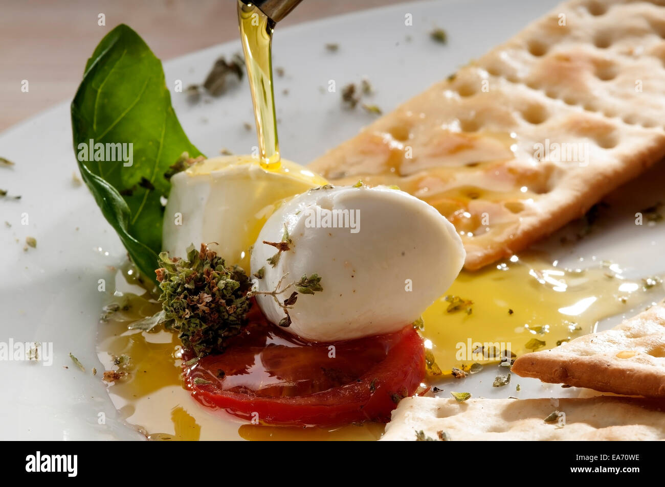 Caprese-Salat mit Büffel-Milch-Mozzarella mit Olivenöl, Tomaten und Oregano. eine typisch italienische Vorspeise Stockfoto
