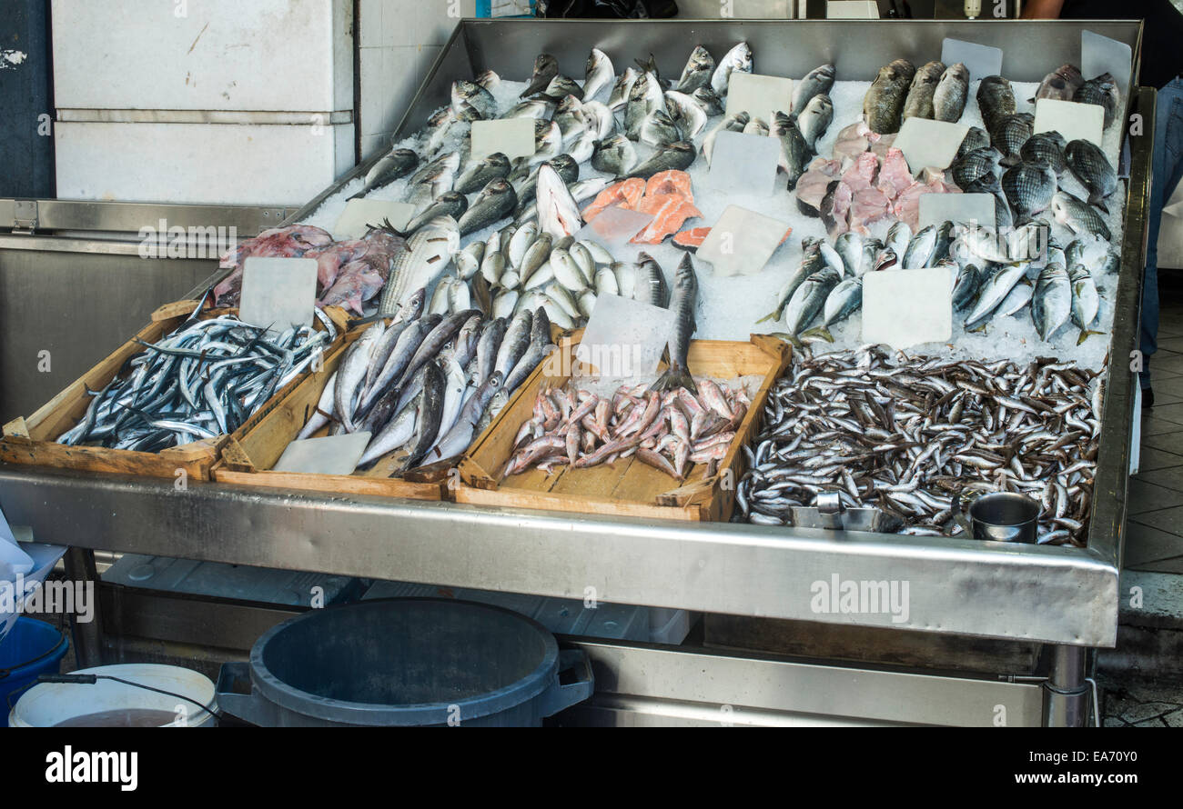 Fische auf Eis auf dem Markt. Stockfoto