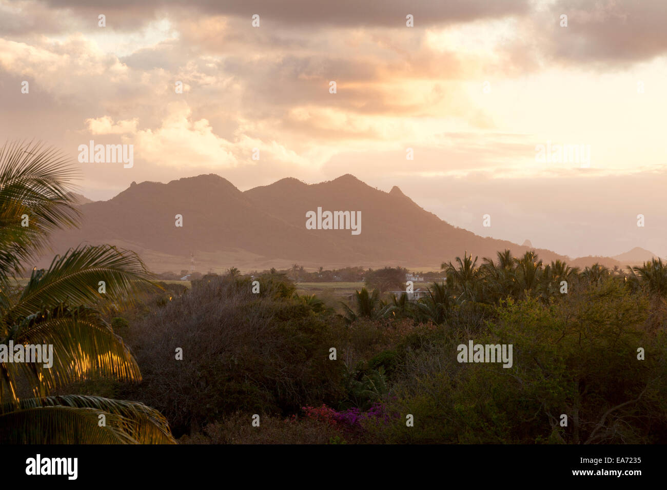Sonnenuntergang über den Bergen, Mauritius Stockfoto