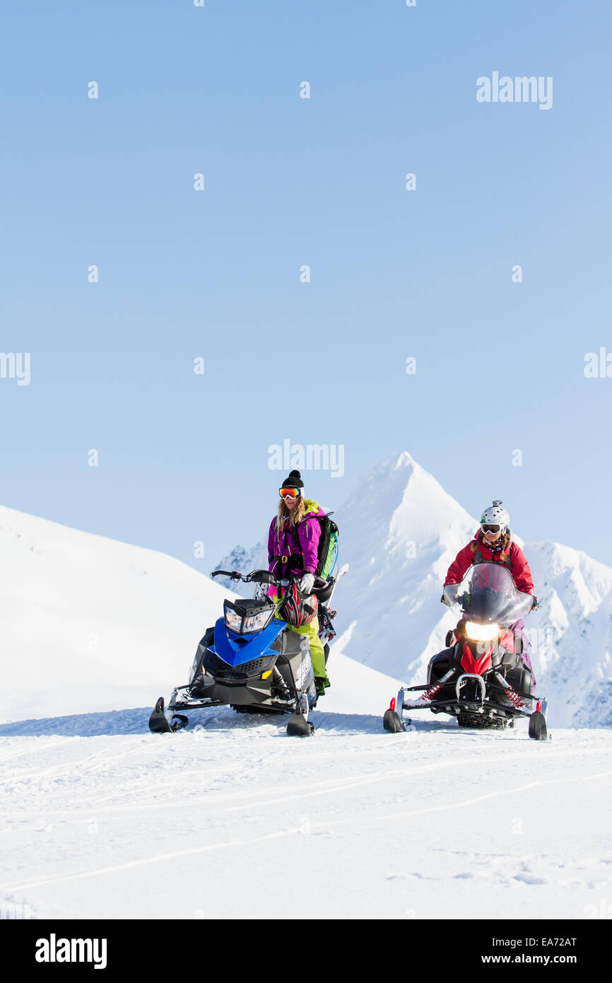 Frauen, Schneemobil, Alaska, Schnee Berg Stockfoto