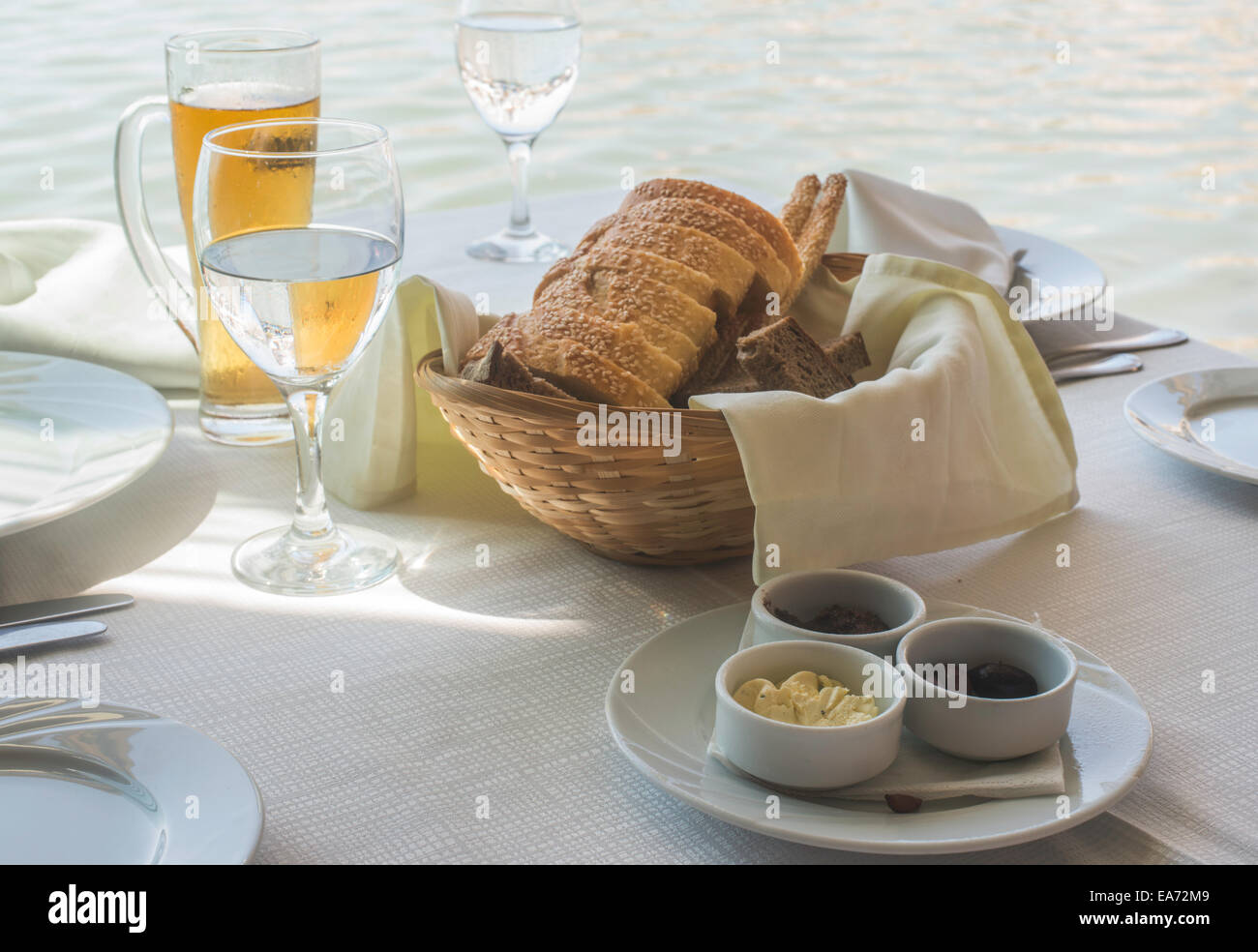 Tisch im griechischen Restaurant hautnah. Oliven und Brot Stockfoto