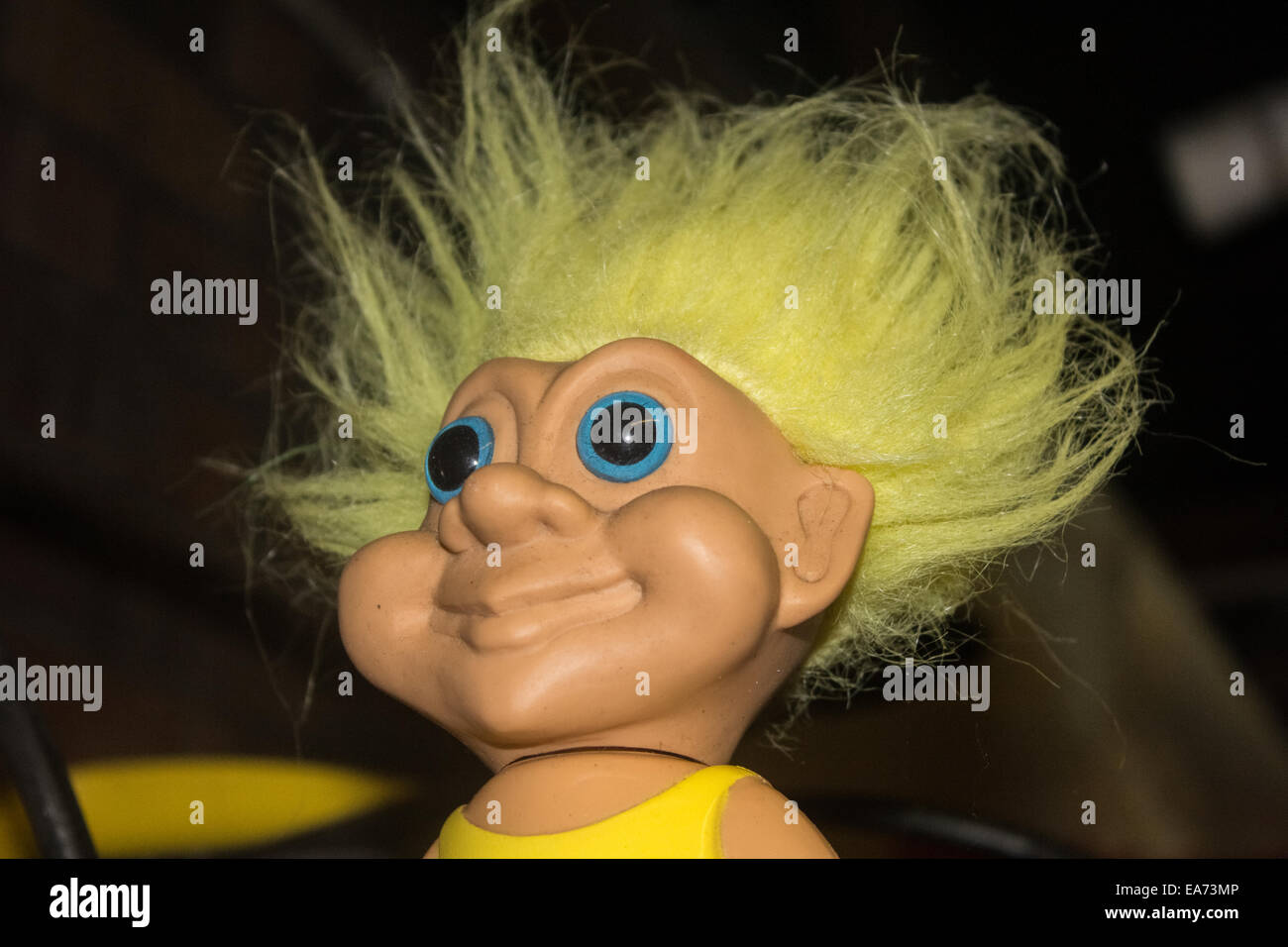 Troll mit gelben Haaren und blauen Augen. Stockfoto