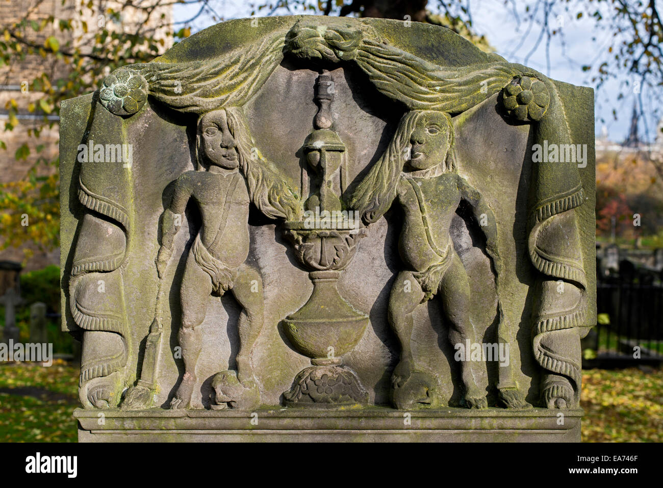 Details aus einem 18. Jahrhundert Grabstein im Kirchhof der St. Cuthbert in Edinburgh, Scotland, UK. Stockfoto