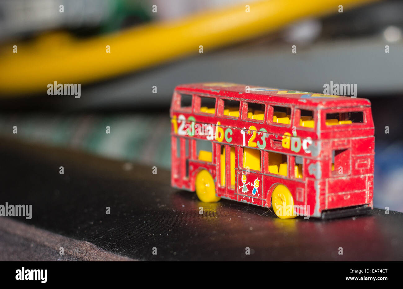 Robustes Modell Bus mit 123abc auf der Seite Stockfoto