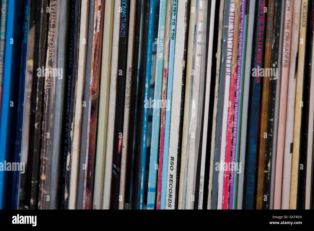 Vinyl Schallplatten auf einem Regal Stockfotografie - Alamy