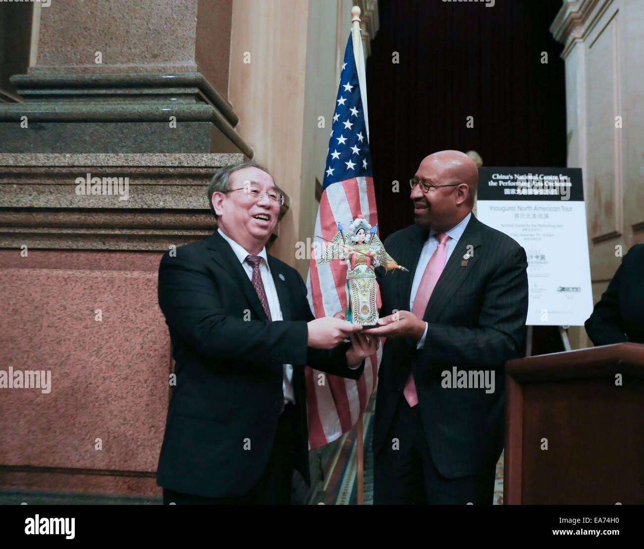 Philadelphia, USA. 6. November 2014. Chen Ping (L), Leiter des nationalen Zentrums für darstellende Künste von China, schenkt, Michael Nutter, Bürgermeister von Philadelphia, in der City Hall in Philadelphia, USA, am 6. November 2014. China National Centre for Performing Arts Orchester gab eine Leistung in Philadelphia am Donnerstag im Rahmen des Orchesters 12-tägige Tour zu sieben Städten in Nordamerika. Bildnachweis: Liang Menglong/Xinhua/Alamy Live-Nachrichten Stockfoto