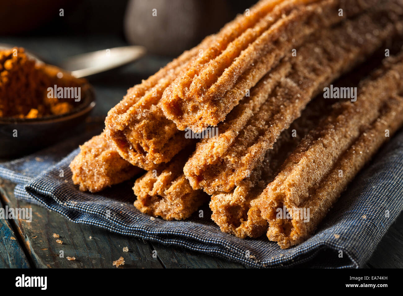 Hausgemachte frittierte Churros mit Zimt und Zucker Stockfoto