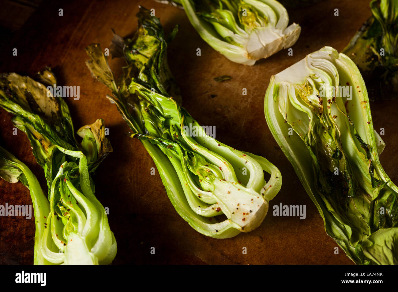 Gebackene Bio-Baby Bok Choy mit Salz und Pfeffer Stockfoto