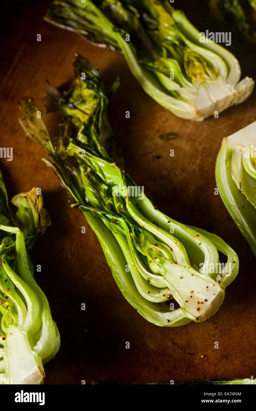 Gebackene Bio-Baby Bok Choy mit Salz und Pfeffer Stockfoto