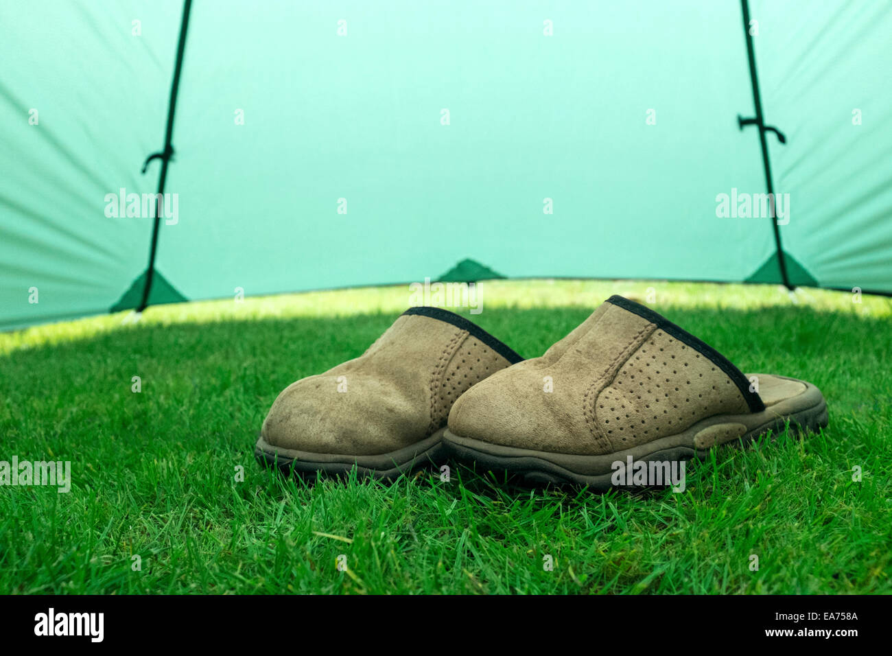 Paar aus braunem Wildleder Pantoletten in einem Zelt. Stockfoto
