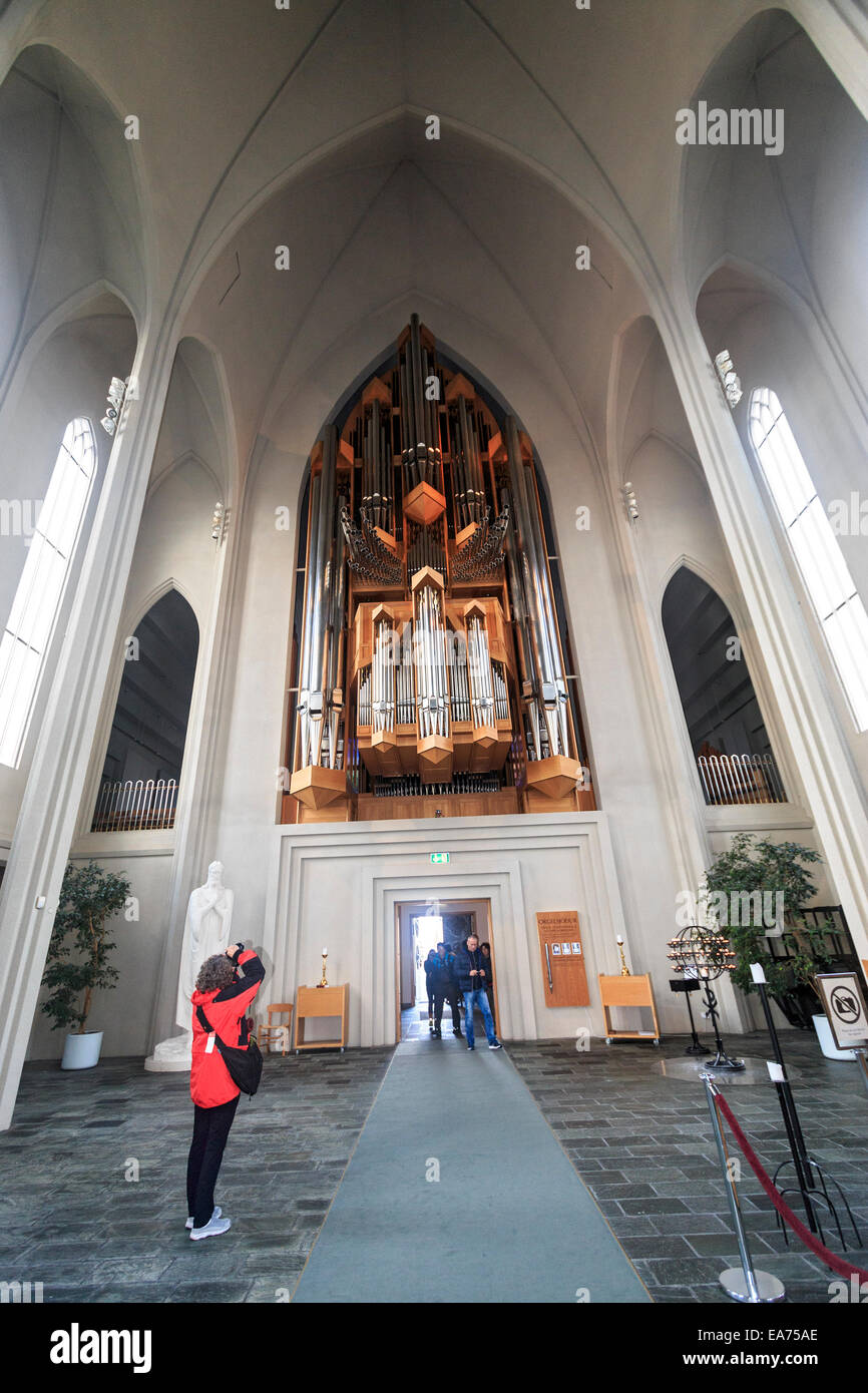 Innen Hallgrímskirkja, ein Wahrzeichen evangelische Pfarrkirche in Reykjavík, Island. Stockfoto