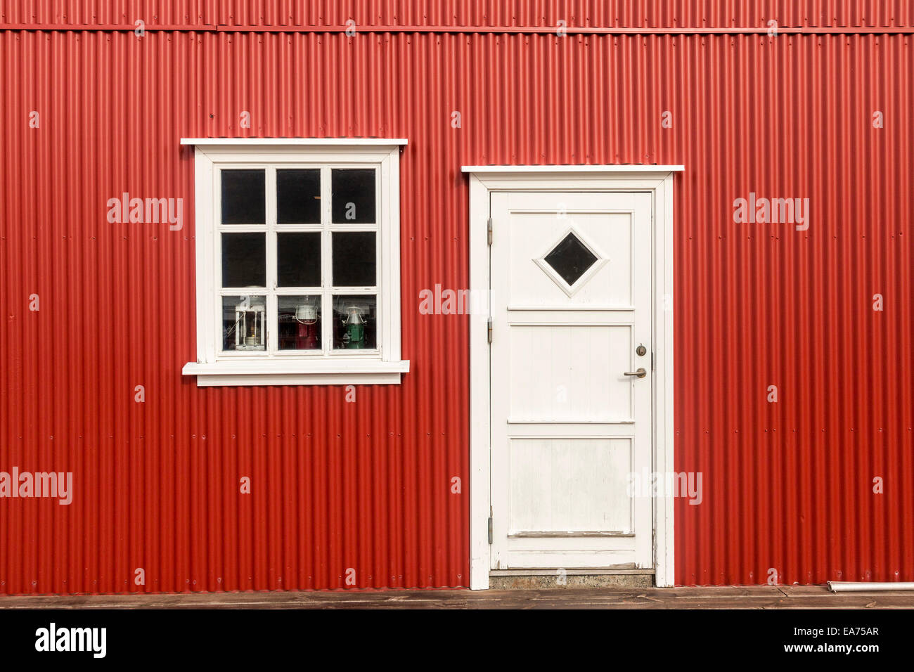 Die Außenseite eines Gebäudes in Ost-Island. Das gewellte Metall äußere ist typisch für ein Gebäude in Ost-Island. Stockfoto