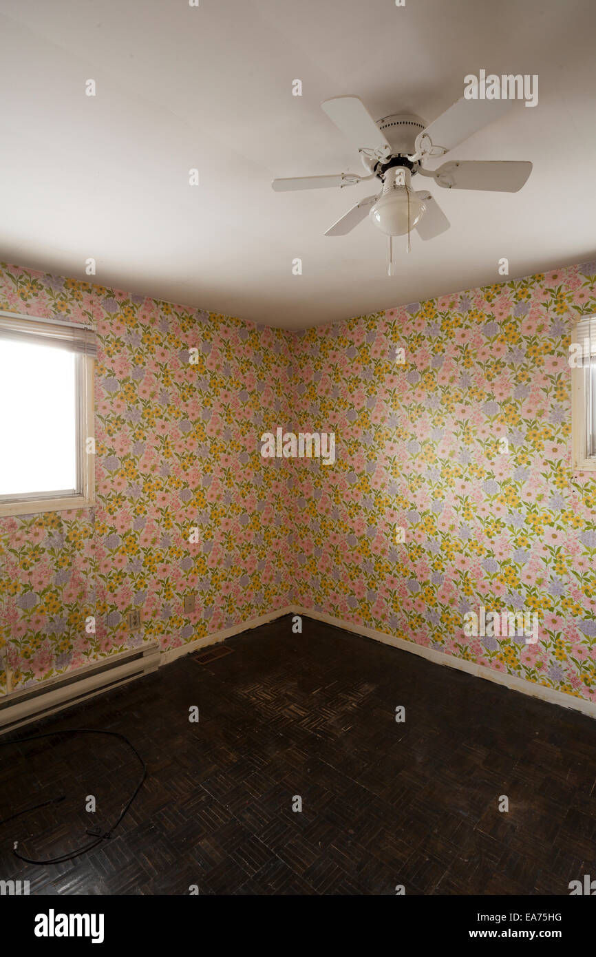 Einen leeren Raum in einem verlassenen Haus mit Vintage Flower print Tapete und Parkett.  In der Nähe von Oakville, Ontario, Kanada. Stockfoto