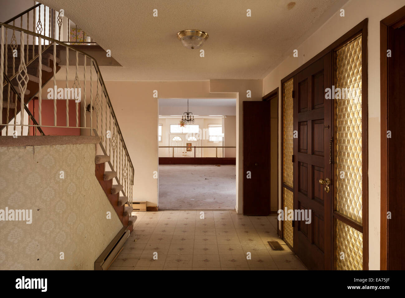 Der Eingangsbereich eines verlassenen Hauses.  In der Nähe von Oakville, Ontario, Kanada.  Dieses Haus wurde abgerissen. Stockfoto Der Eingangsbereich eines verlassenen Hauses.  In der Nähe von Oakville, Ontario, Kanada.  Dieses Haus wurde abgerissen. Stockfoto