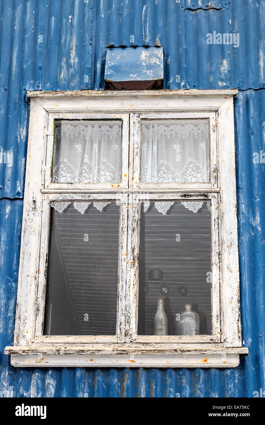 Typische malte gewellte Metall Gebäude in der östlichen Island Stadt Fáskrúdsfjördur. Stockfoto