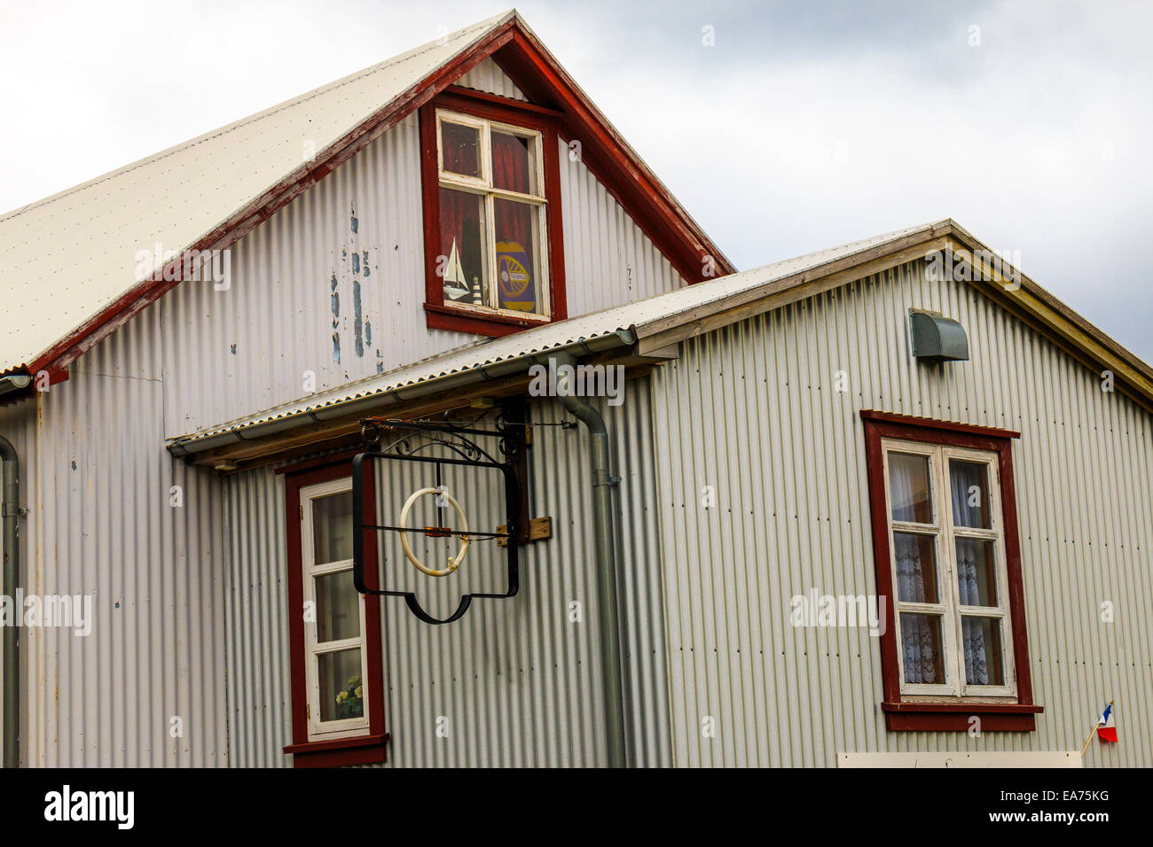 Typische malte gewellte Metall Gebäude in der östlichen Island Stadt Fáskrúdsfjördur. Stockfoto