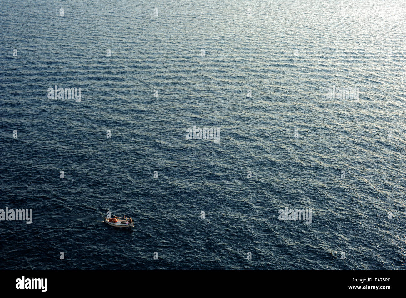 ein kleines Boot Segeln im Ozean - Menorca Stockfoto