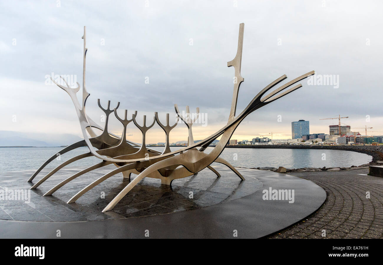 Sun Voyager (Isländisch, Sólfar) ist ein Metall-Skulptur von Jón Gunnar Árnason sitzen entlang der Uferpromenade in Reykjavik Stockfoto