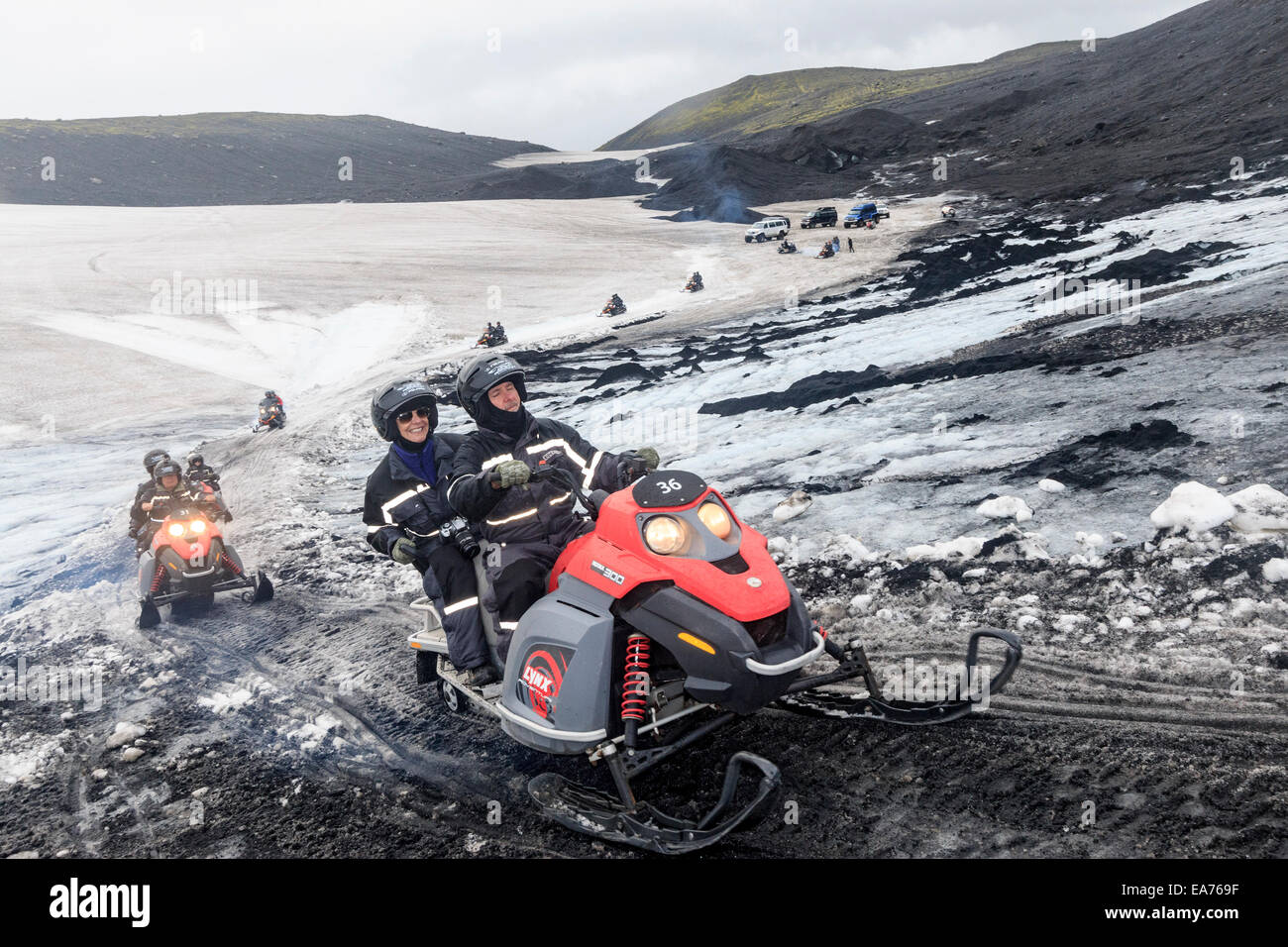 Motorschlitten auf Mýrdalsjökull, einem Gletscher im Süden von Island. Stockfoto