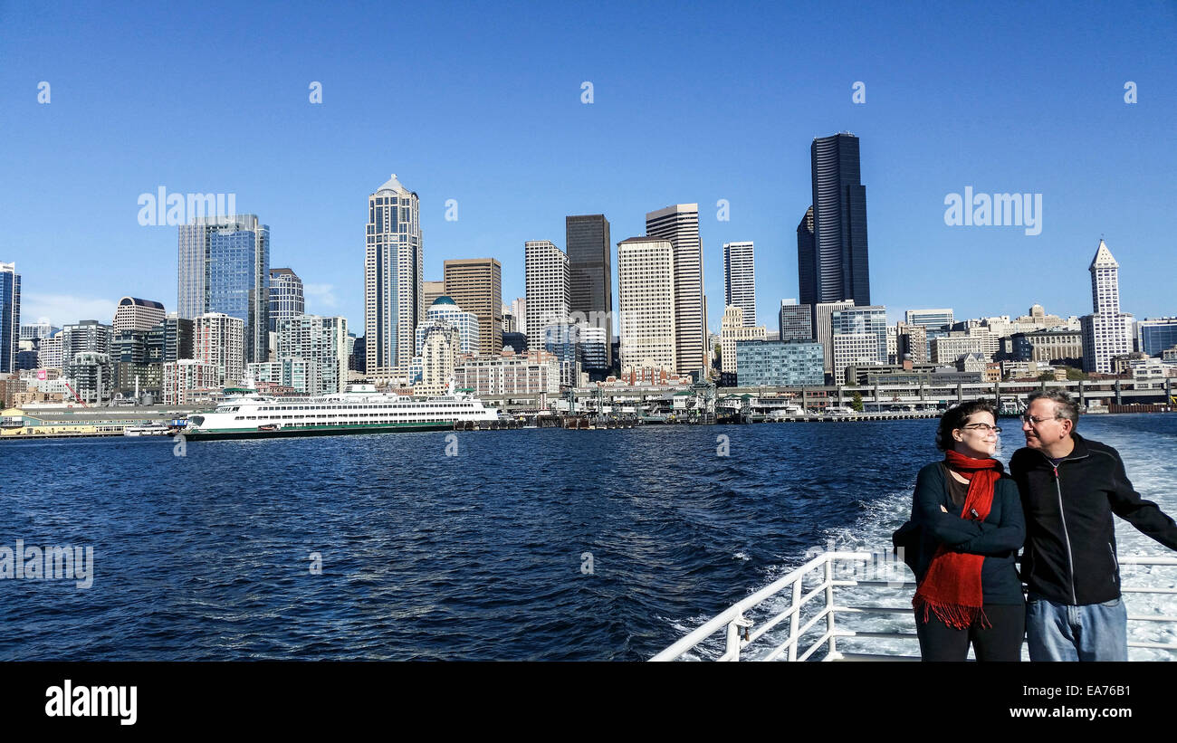 Paar auf der Rückseite des Seattle-Wasser-Taxi auf dem Weg von West Seattle Downtown Seattle. Stockfoto