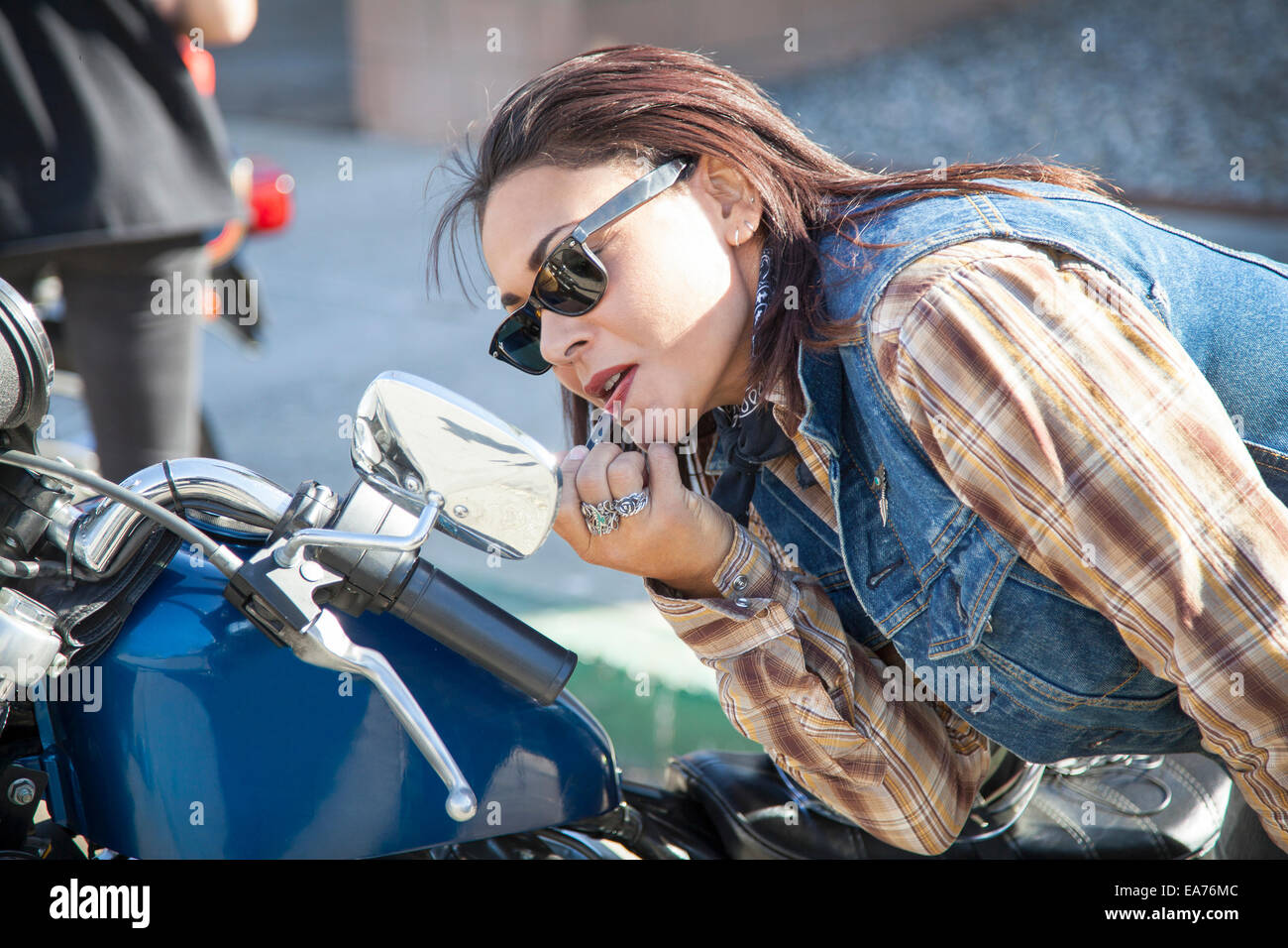 Auftragen von Lippenstift Biker Stockfoto