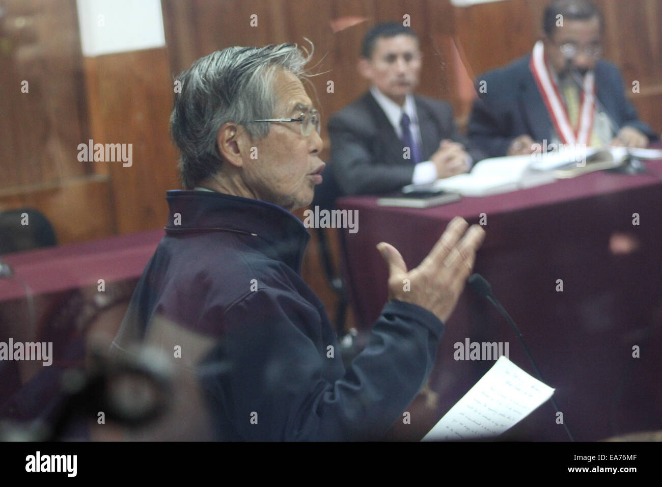 (141107)--LIMA, 7. November 2014 (Xinhua)--ehemaligen peruanischen Präsidenten Alberto Fujimori (L) besucht eine Berufungsverhandlung, Hausarrest, in der spezielle Strafkammer des Obersten Gerichtshofs der Betriebsdirektion der nationalen Polizei (DINOES), in der Stadt Lima, Hauptstadt von Peru, am 7. November 2014 verlangen. Eine Berufungsverhandlung fand in der speziellen Strafkammer des Obersten Gerichts dem ehemaligen peruanischen Präsidenten Alberto Fujimori, der eine Gefängnisstrafe von 25 Jahren im Gefängnis dient, gebeten, die restlichen Jahre seines Satzes unter Hausarrest, beenden nach Lokalpresse. (Xinhua/Luis Cam Stockfoto