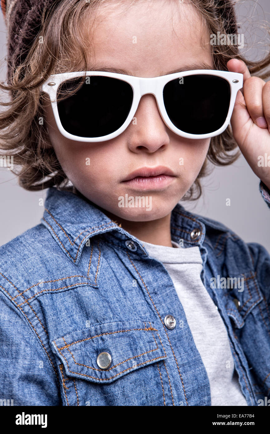 Kleiner Junge trendige weiße Sonnenbrille Mode Stockfoto