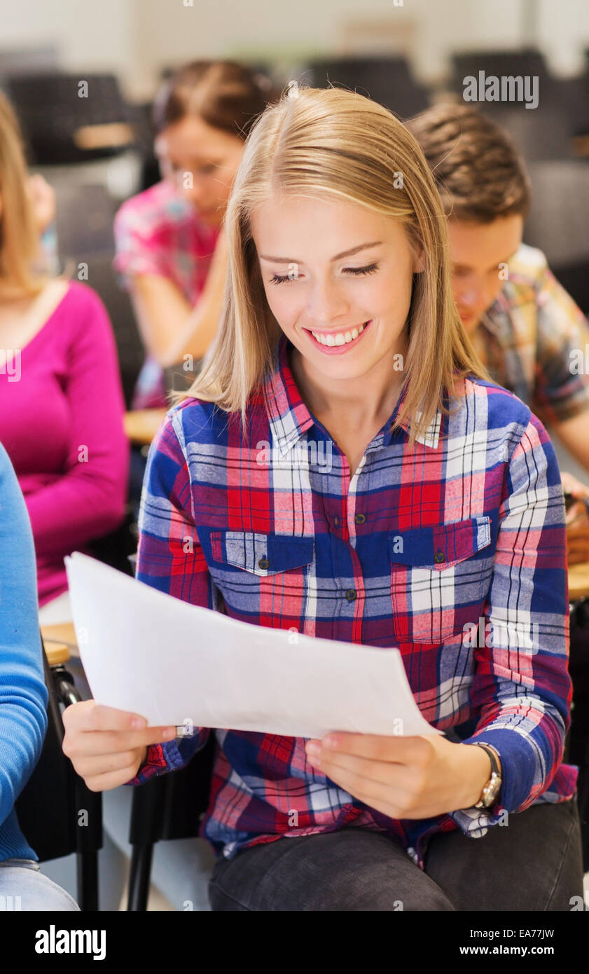 lächelnde Studentengruppe mit notebook Stockfoto