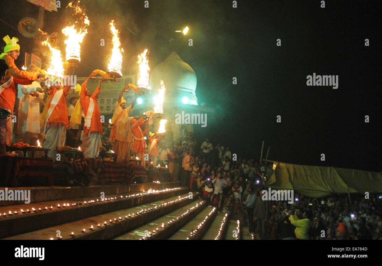 Hinduistische Gläubige beten am Ufer des Flusses Yamuna während des Festivals "Dev Deepavali" am letzten Tag des Fastenmonats Kartik am Baluaghat in Allahabad. © Amar Deep/Pacific Press/Alamy Live-Nachrichten Stockfoto