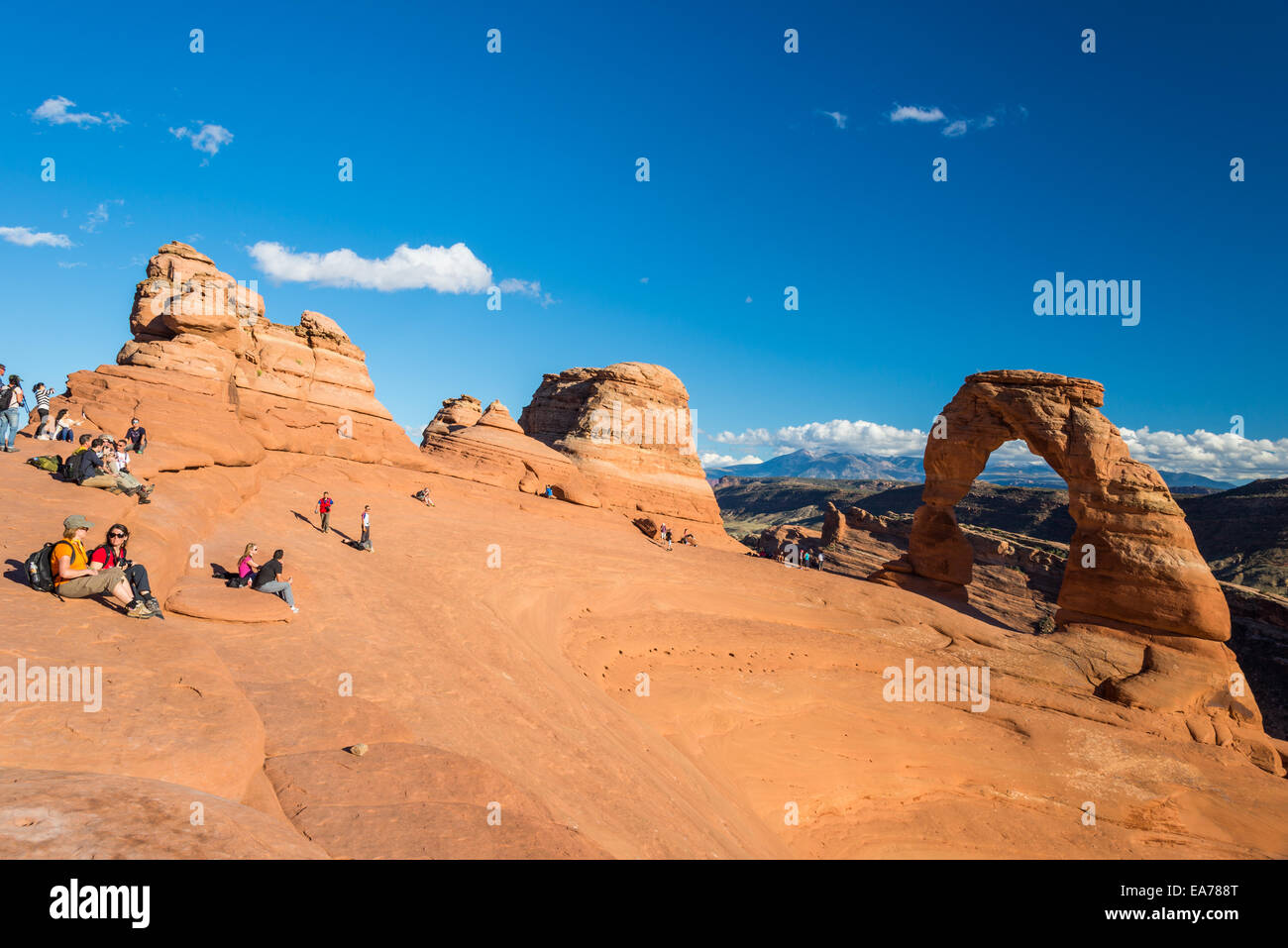 Touristen genießen die Aussicht auf den Delicate Arch. Der Arches National Park, Utah, USA. Stockfoto