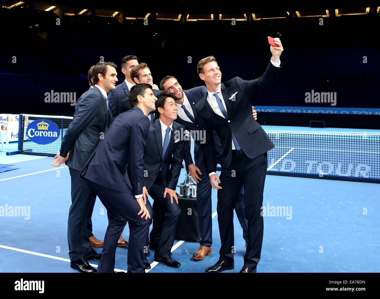 London, UK. 7. November 2014. Tomas Berdych (1., R) der Tschechischen Republik nimmt eine Gruppe Selfie mit anderen Tennisspielern vor die Barclays ATP World Tour Finals in der O2 Arena in London, Großbritannien, am 7. November 2014. Bildnachweis: Han Yan/Xinhua/Alamy Live-Nachrichten Stockfoto