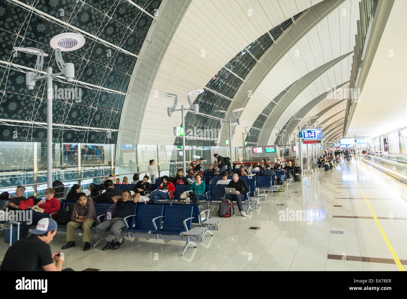 Innere des Flughafen-terminal-Gebäude am Dubai International Airport, Flughafen Dubai, Vereinigte Arabische Emirate, VAE, Naher Osten. Stockfoto
