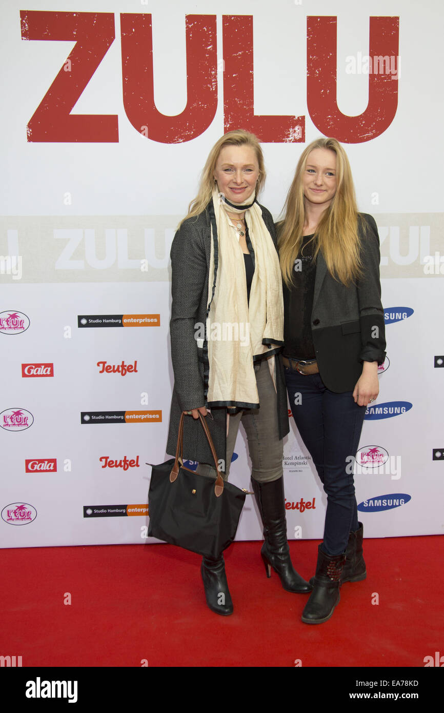 Deutschlandpremiere von "Zulu" im Kino Cinemaxx Dammtor - Red Carpet Featuring: Marita Marschall, Zoe Marie Marschall Where: Hamburg, Deutschland: 6. Mai 2014 Stockfoto